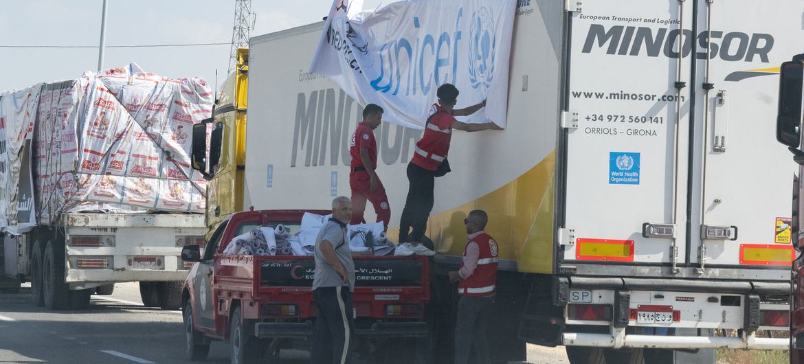 20 شاحنة مساعدات دخلت غزة:كافية؟