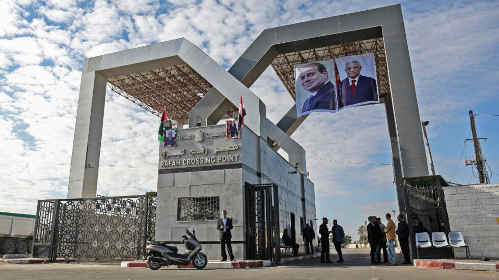 طيران الاحتلال الإسرائيلي يقصف معبر رفح بين غزة ومصر