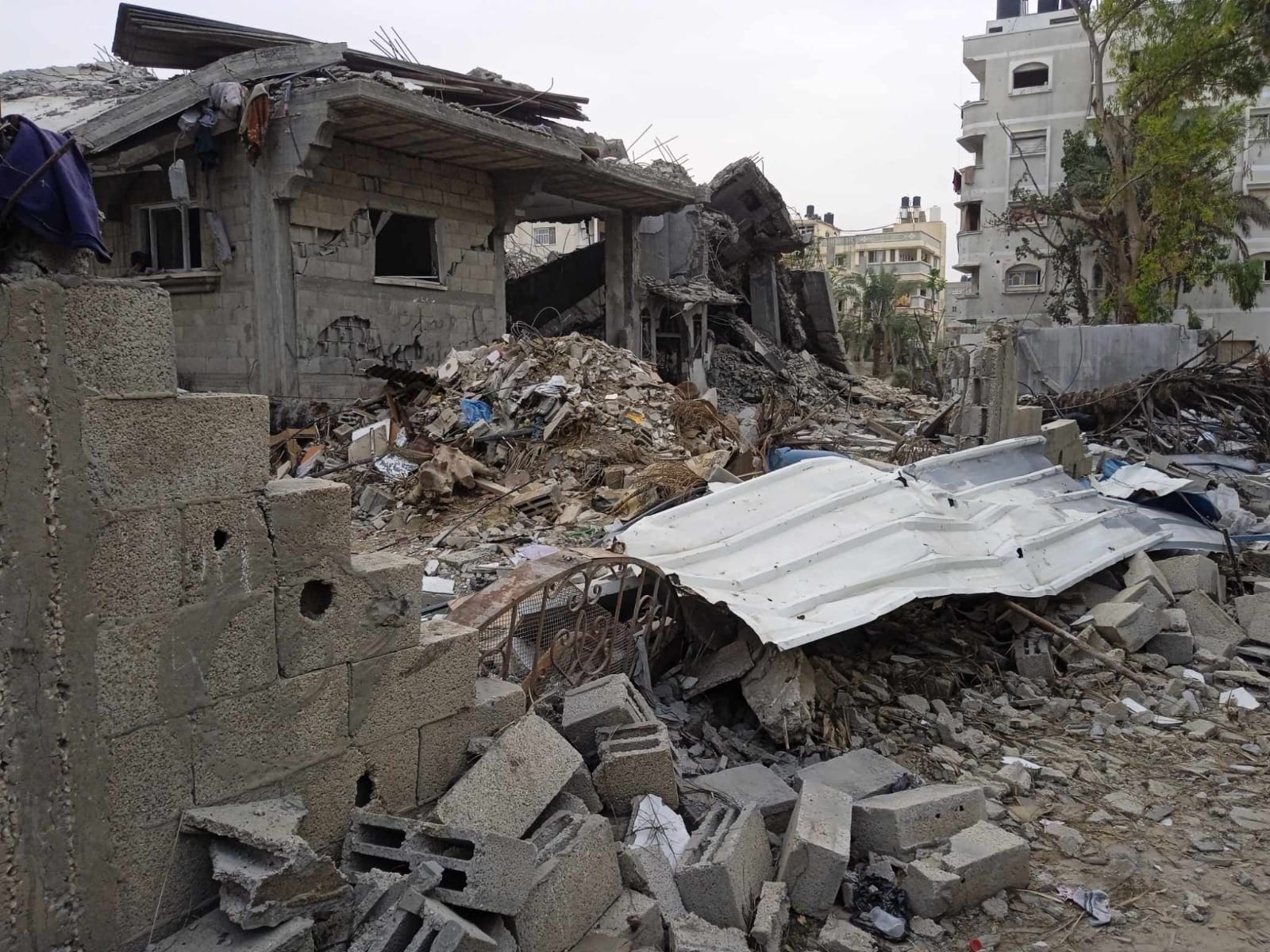 جزء من الدمار الذي لحق بمنزل عائلة الأسطل في خانيونس إثر غارة إسرائيلية (تصوير: هالة الأسطل)
