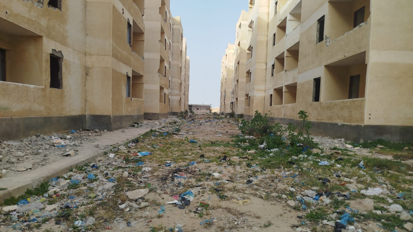 صورة تظهر حالة الدمار والإهمال التي تعاني منها مساكن البنك بالكيلو 26 التابعة لمشروع إسكان الشباب.