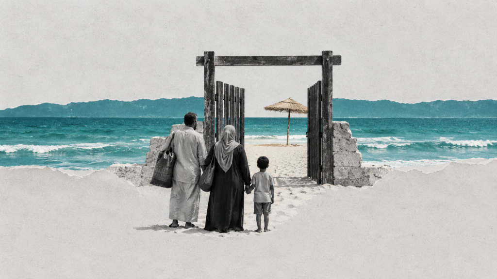 كولاج توضيحي لأسرة أمام بوابة شاطئ على البحر المتوسط، عن حق الوصول إلى شواطئ مطروح.