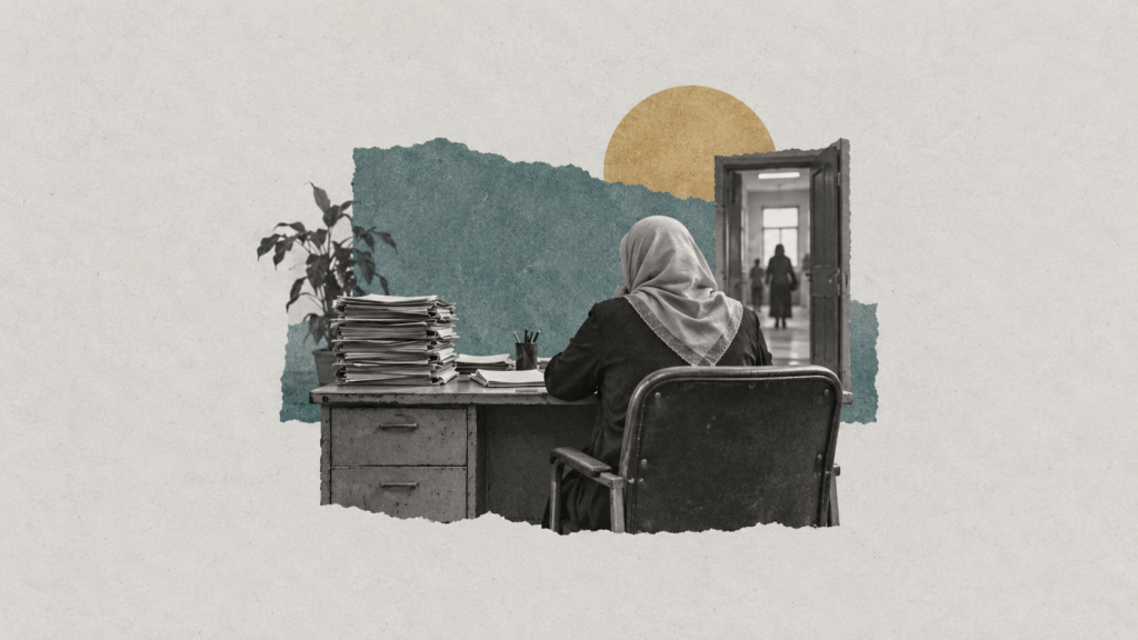 كولاج توضيحي لعاملين بمكاتب التأهيل الاجتماعي وملفات العمل