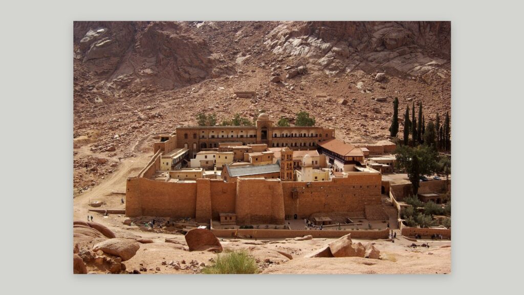 دير سانت كاترين عند سفح جبل موسى في جنوب سيناء