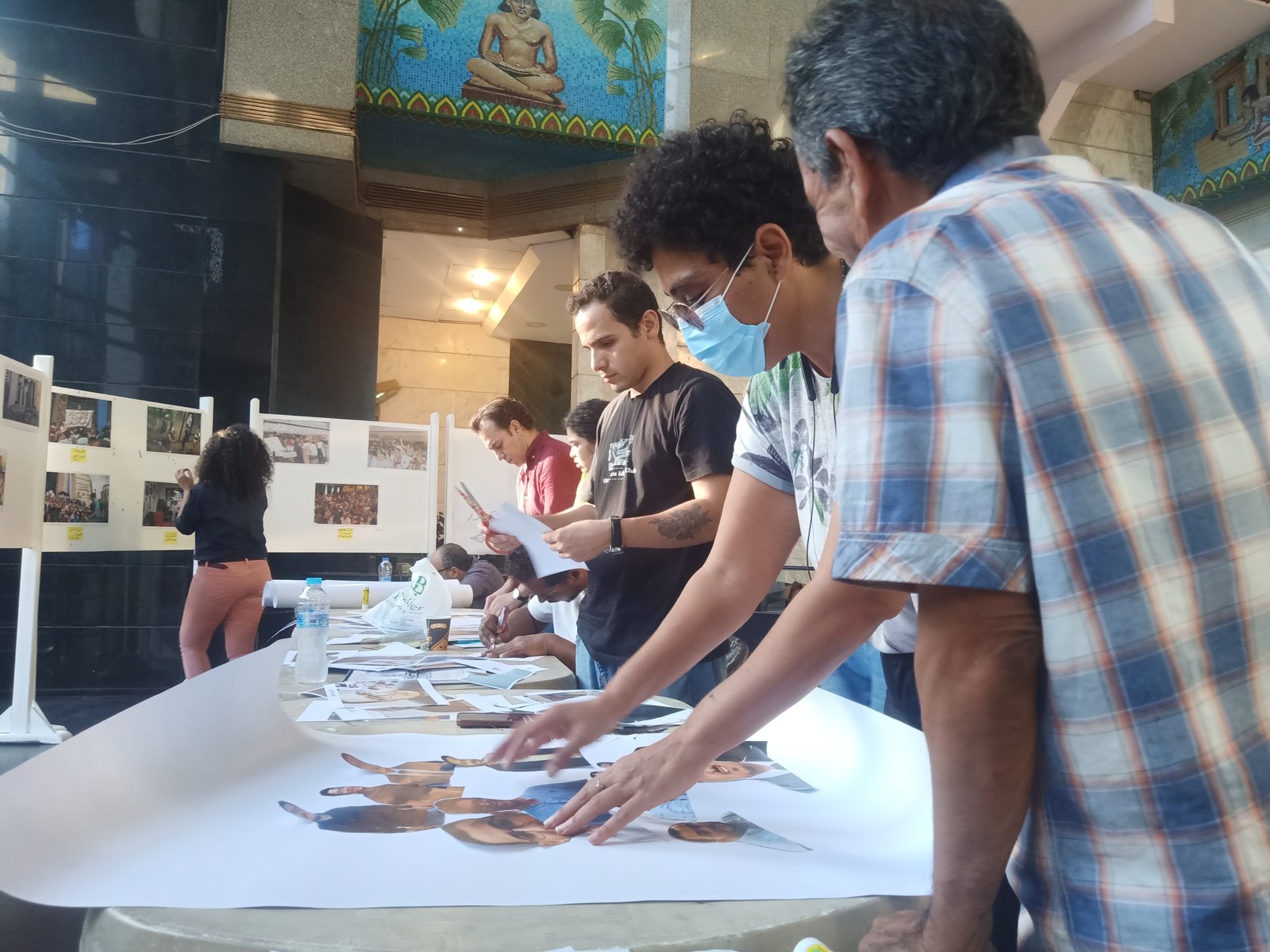 Preparations for the solidarity evening in the Journalists Syndicate’s foyer.
